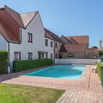 Met Zwembad In Neoportus